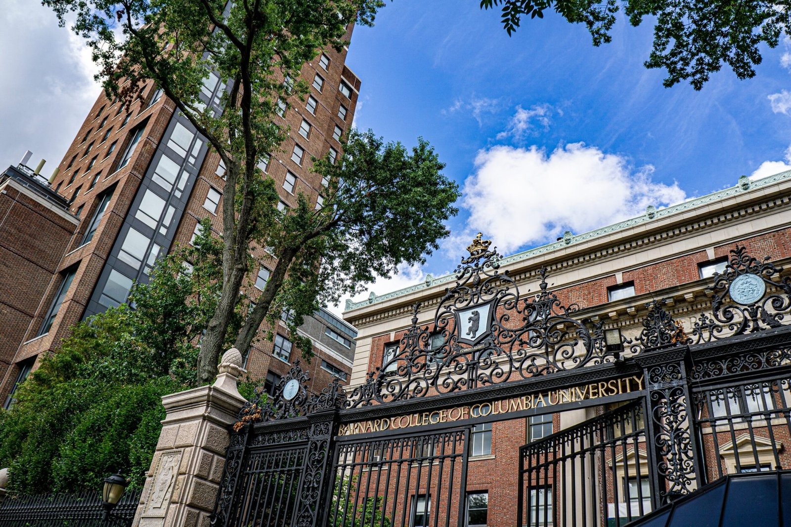 Photo: Entrance Gate et Barnard Hall, Barnard College, New York City, New York