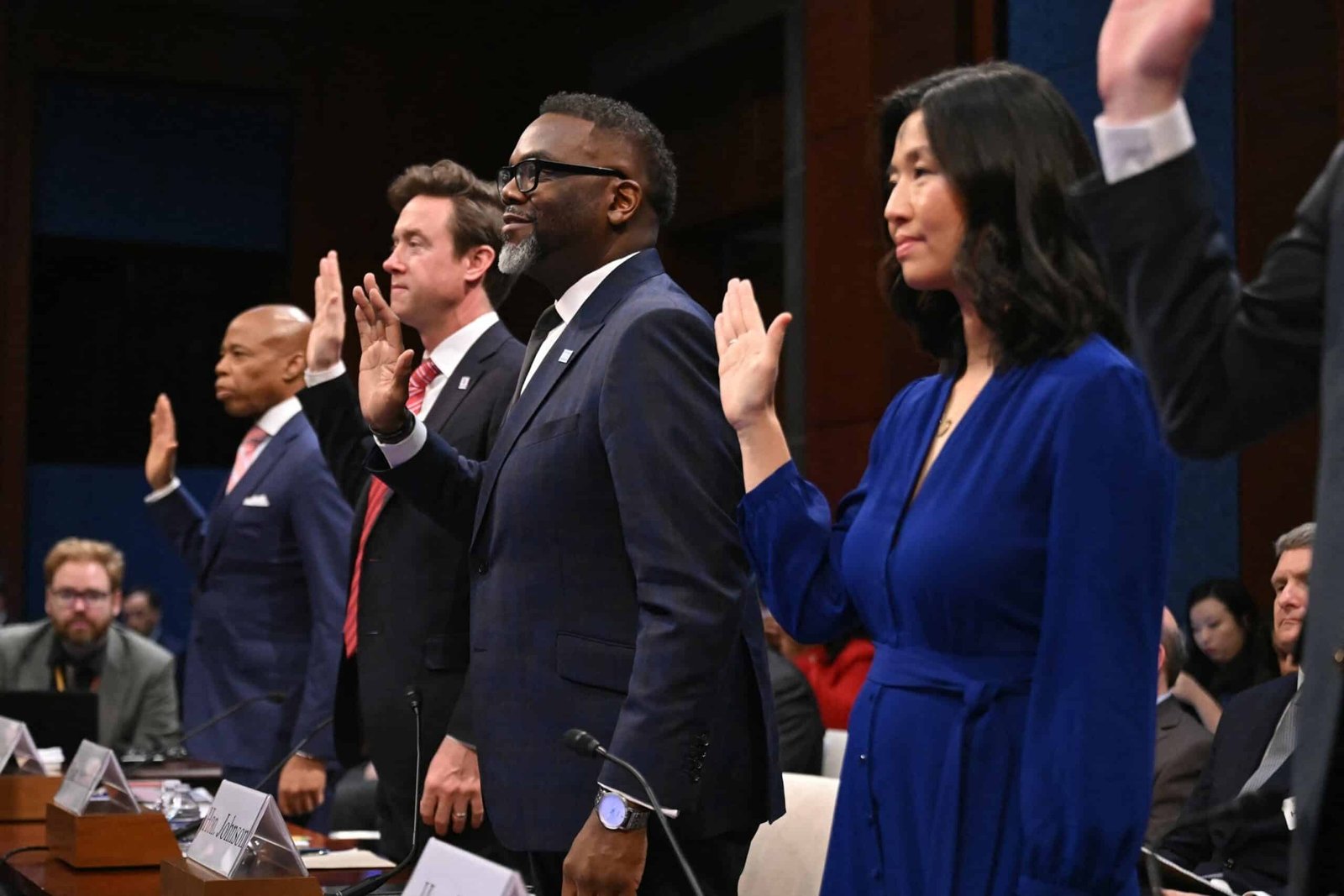 Photo: (LR) Le maire de New York, Eric Adams, le maire de Denver Michael Johnston, le maire de Chicago Brandon Johnson et le maire de Boston Michelle Wu lors d'un comité de la maison sur la surveillance et l'audience de réforme du gouvernement à Washington, DC, le 5 mars 2025.