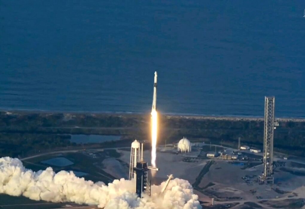 Lancement réussi de SpaceX Dragon en mission pour obtenir des astronautes de la NASA sur l'ISS Retour à Terre