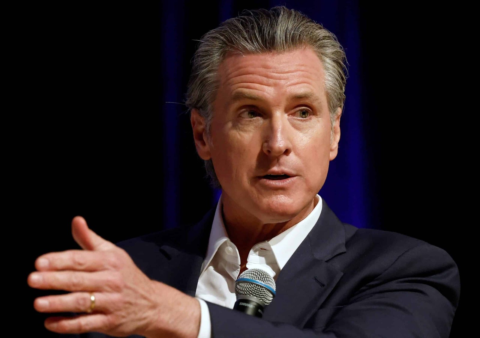 Le gouverneur de Californie Gavin Newsom se brise avec la fête sur les athlètes transgenres dans les sports féminins, déclenchant le contrecoup