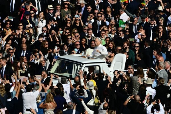 Le pape Leo XIV visite la place Saint-Pierre à Popemobile avant la messe inaugurale du dimanche